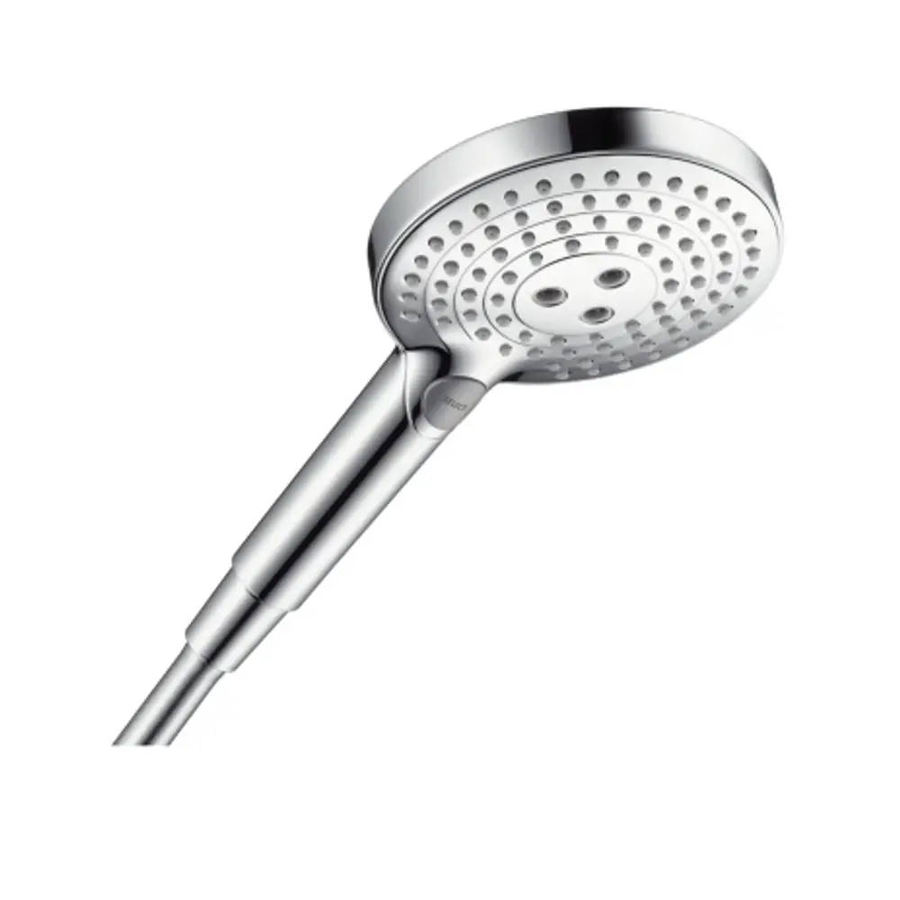 Handbrause aus Chrom mit runder, flacher Düsenscheibe und integriertem Griff. Designt von Hansgrohe, bietet mehrere Strahlarten für eine flexible Nutzung.